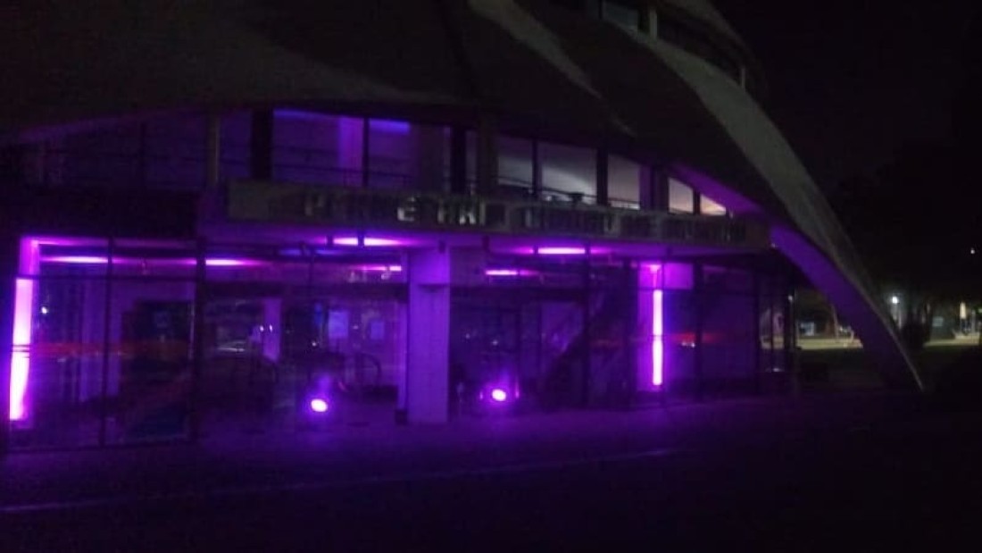 El hall de ingreso al Planetario hoy luce de color violeta en conmemoración al 8M - 1