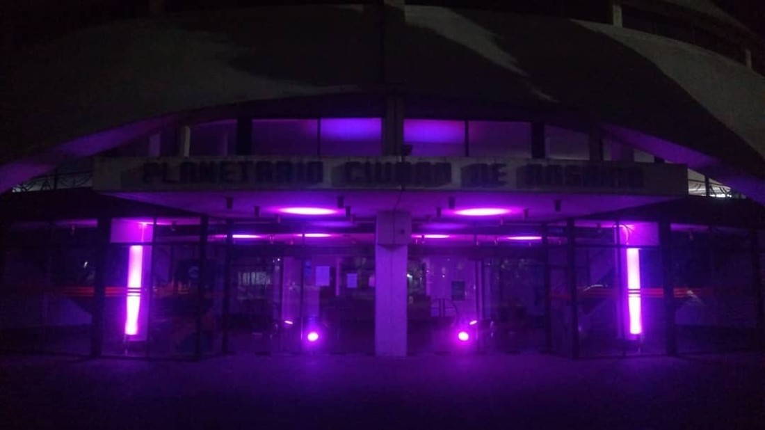 El hall de ingreso al Planetario hoy luce de color violeta en conmemoración al 8M - 2