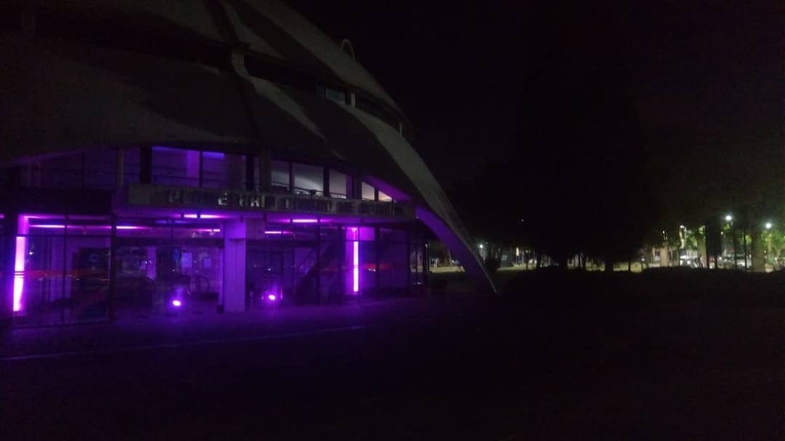 El hall de ingreso al Planetario hoy luce de color violeta en conmemoración al 8M - 0