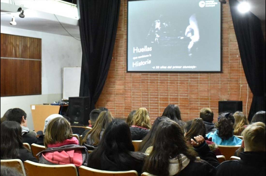 Proyecciones para escuelas del documental: “Huellas que cambiaron la historia” - 0